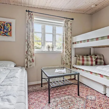 Feriehus Three-bedroom In Hornbak *